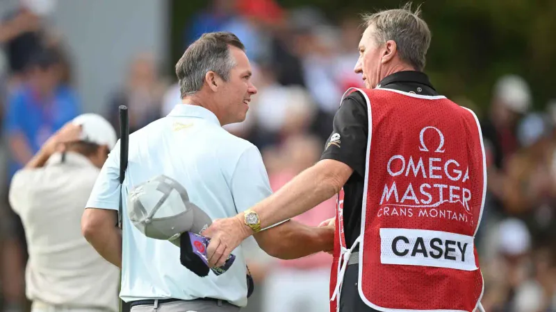 Paul Casey en zijn caddie na afloop van de derde ronde van de Omega European Masters 2026 in Crans-Montana