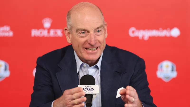 Jim Furyk tijdens een persconferentie met Ryder Cup-branding op de achtergrond