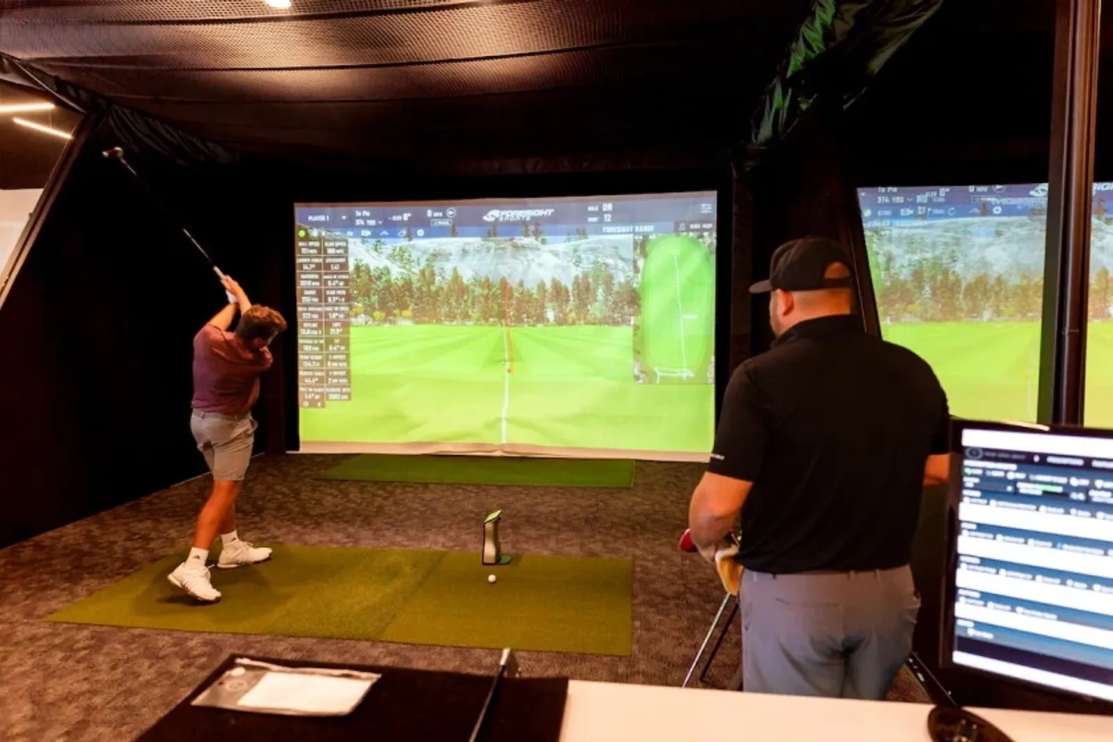 Arizona State Sun Devils golfspelers tijdens media day bij True Spec Golf in Scottsdale