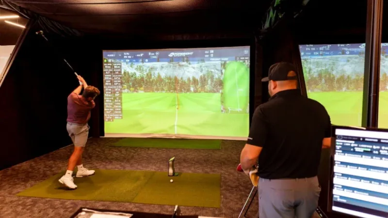 Arizona State Sun Devils golfspelers tijdens media day bij True Spec Golf in Scottsdale