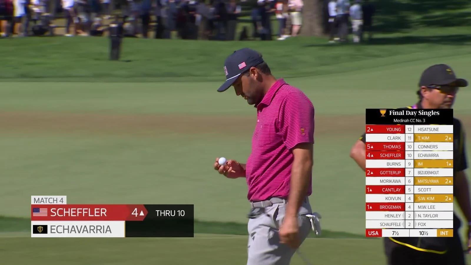 Scottie Scheffler bekijkt zijn bal tijdens de Sunday Singles van de Presidents Cup 2026 op Medinah Country Club