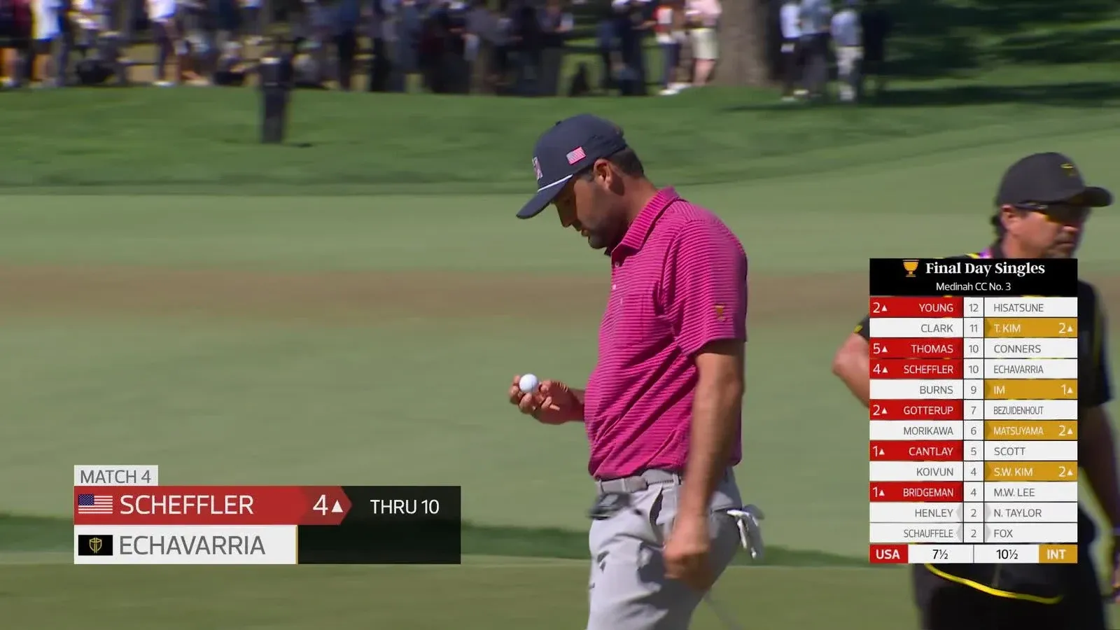 Scottie Scheffler bekijkt zijn bal tijdens de Sunday Singles van de Presidents Cup 2026 op Medinah Country Club