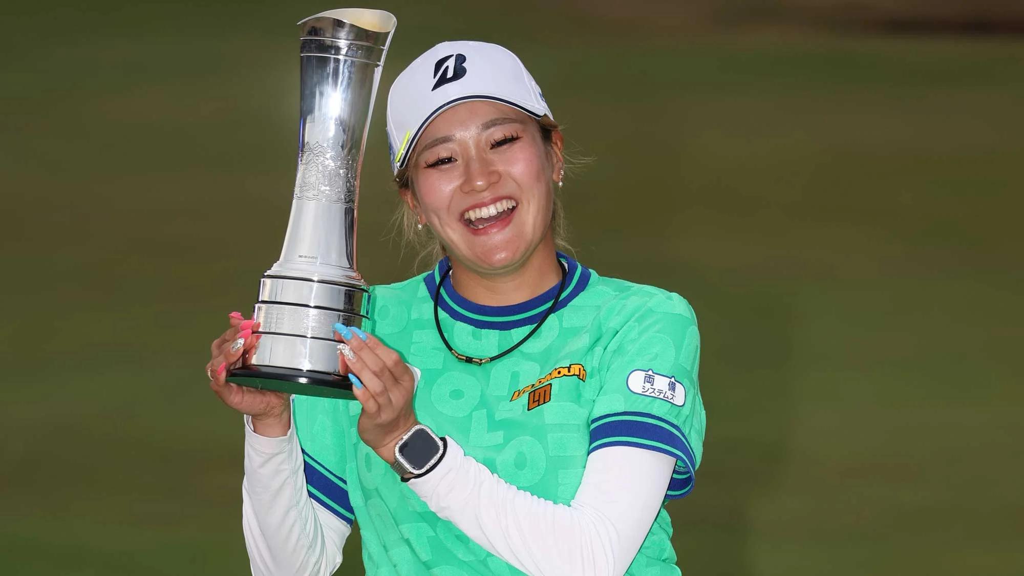Shiho Kuwaki met de trofee van de AIG Women's Open