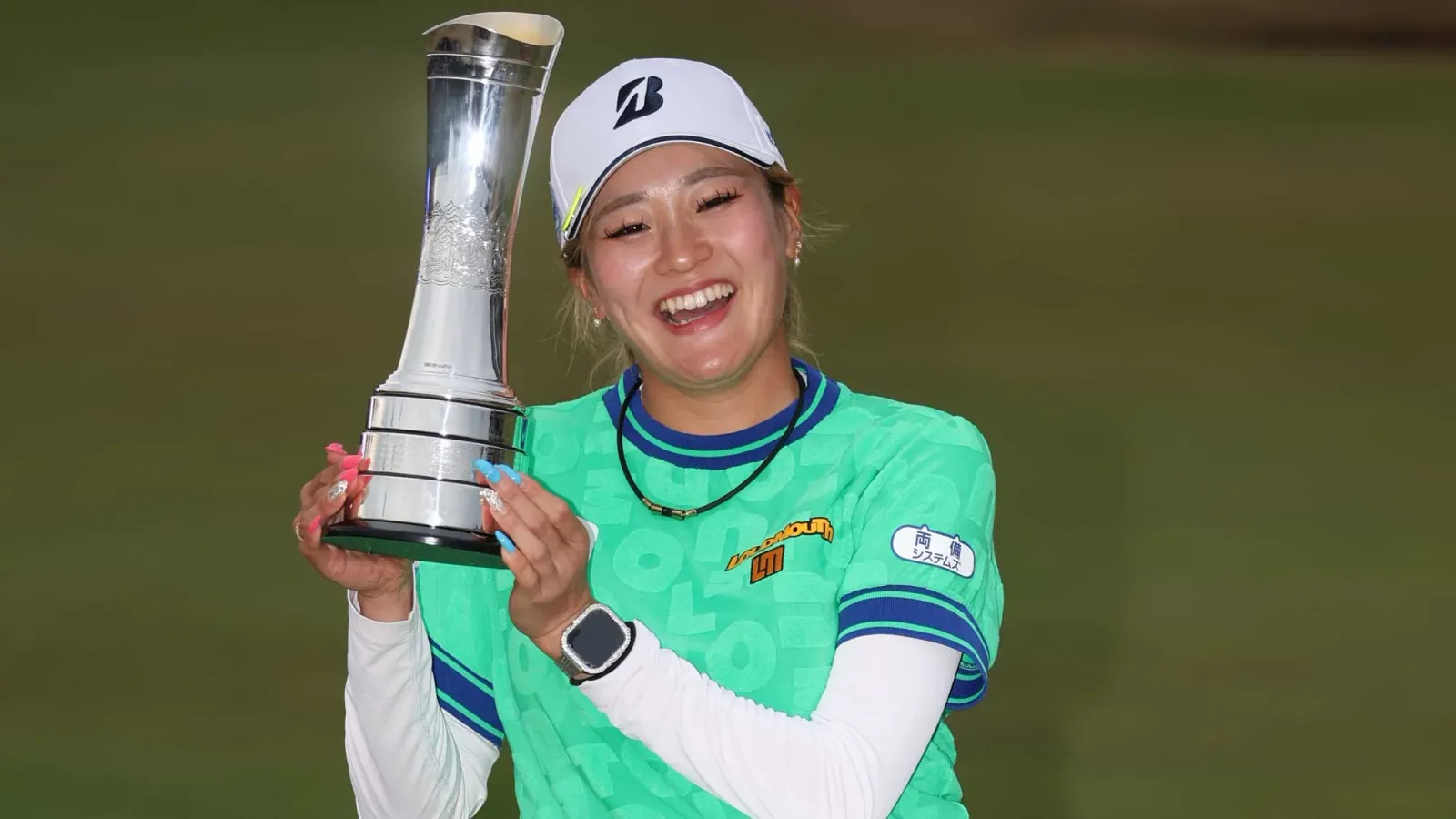 Shiho Kuwaki met de trofee van de AIG Women's Open