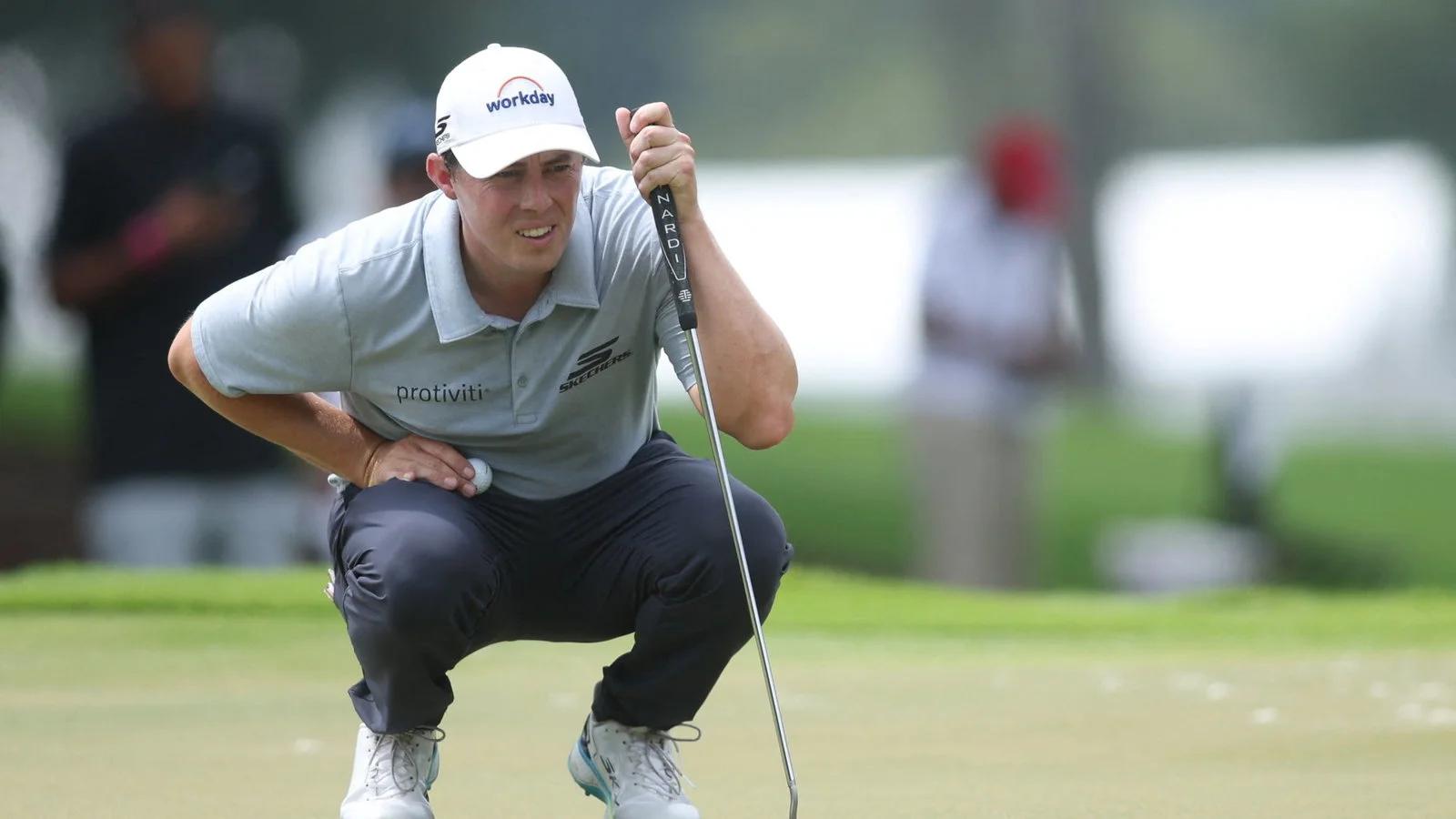Matt Fitzpatrick lijnt een putt uit tijdens een PGA Tour-toernooi