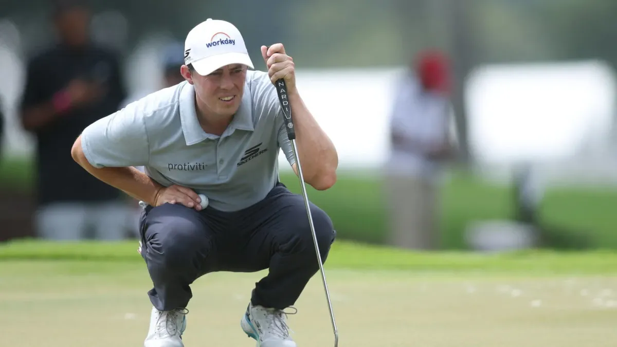 Matt Fitzpatrick lijnt een putt uit tijdens een PGA Tour-toernooi