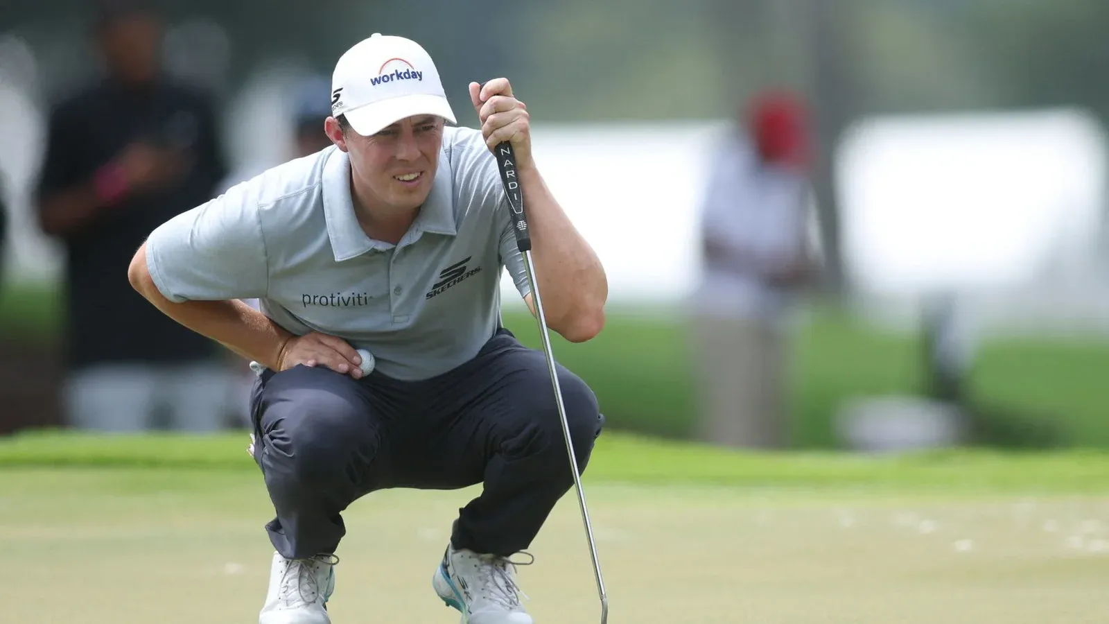 Matt Fitzpatrick lijnt een putt uit tijdens een PGA Tour-toernooi