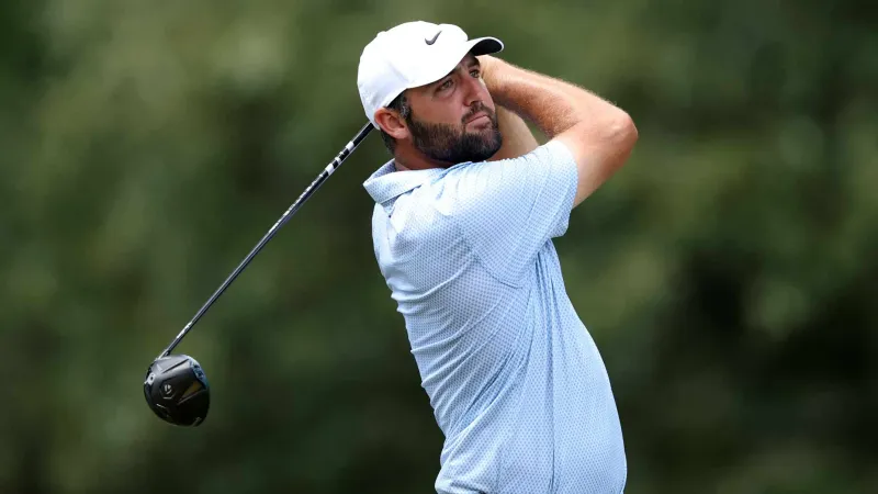 Scottie Scheffler met zijn TaylorMade Qi4D-driver tijdens de FedEx St. Jude Championship