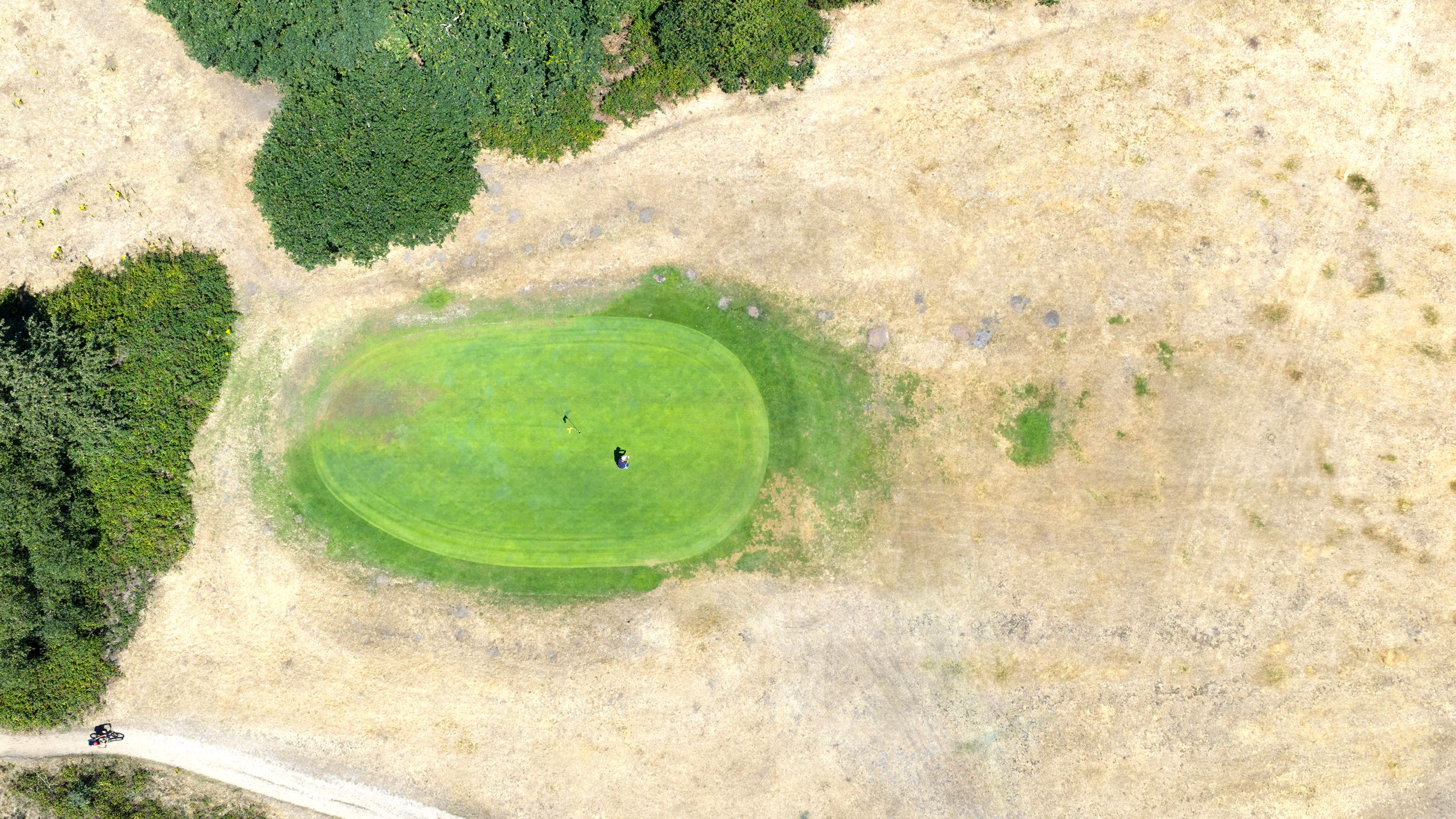 Verschroeide fairway op een Britse golfbaan tijdens de aanhoudende droogte