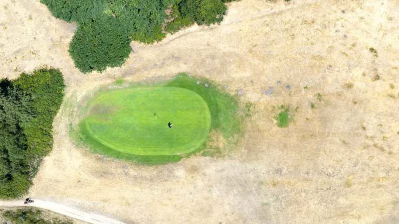 Verschroeide fairway op een Britse golfbaan tijdens de aanhoudende droogte