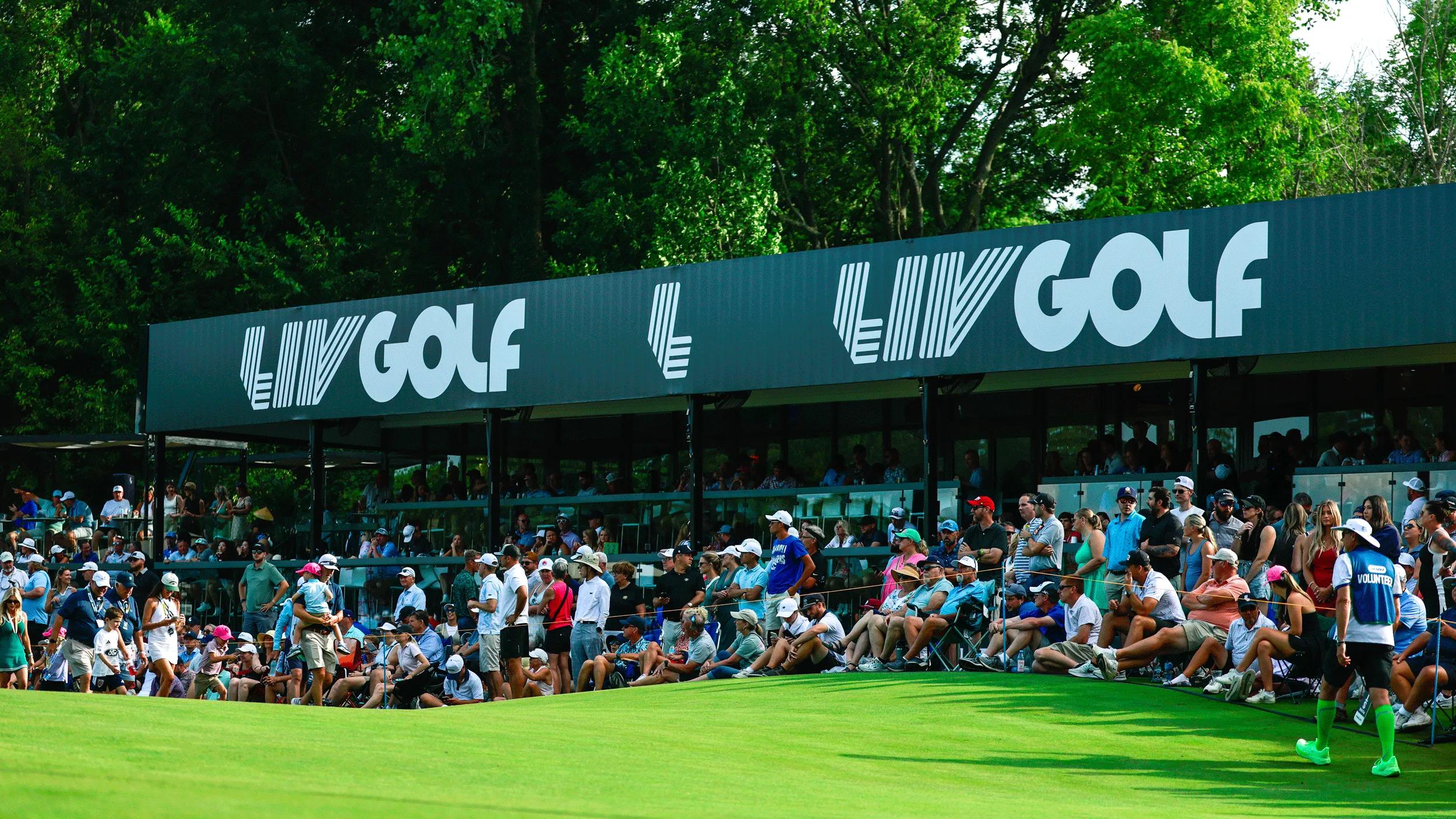 Algemeen beeld van toeschouwers bij een LIV Golf-evenement met LIV Golf-bebording