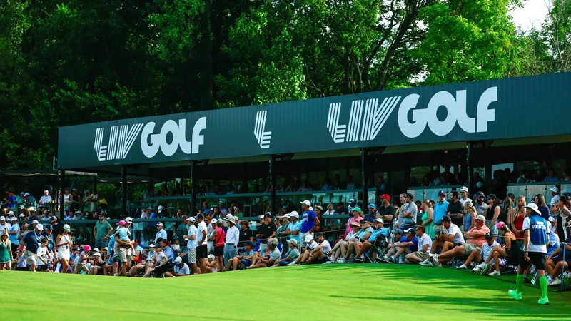 Algemeen beeld van toeschouwers bij een LIV Golf-evenement met LIV Golf-bebording