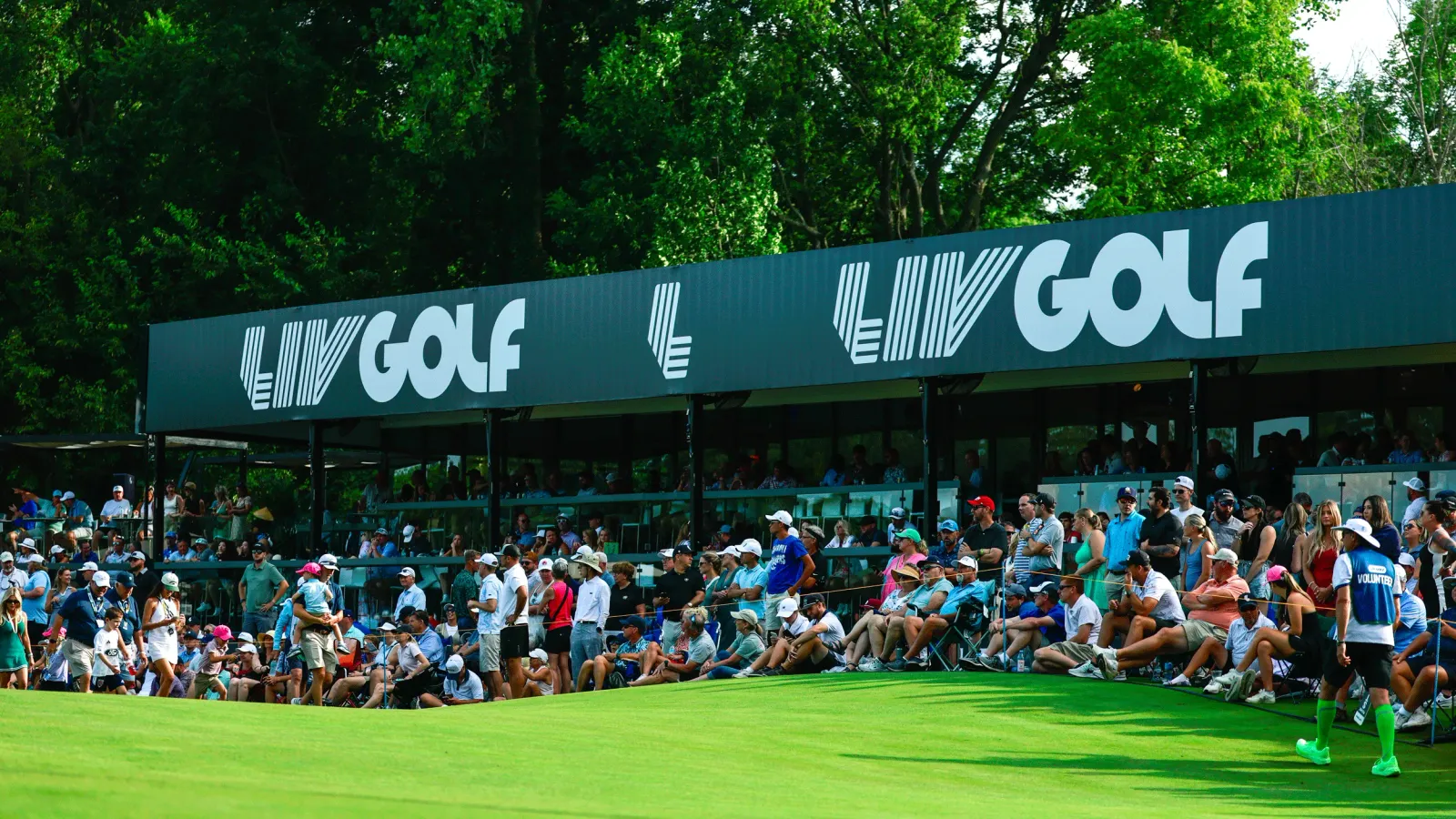 Algemeen beeld van toeschouwers bij een LIV Golf-evenement met LIV Golf-bebording