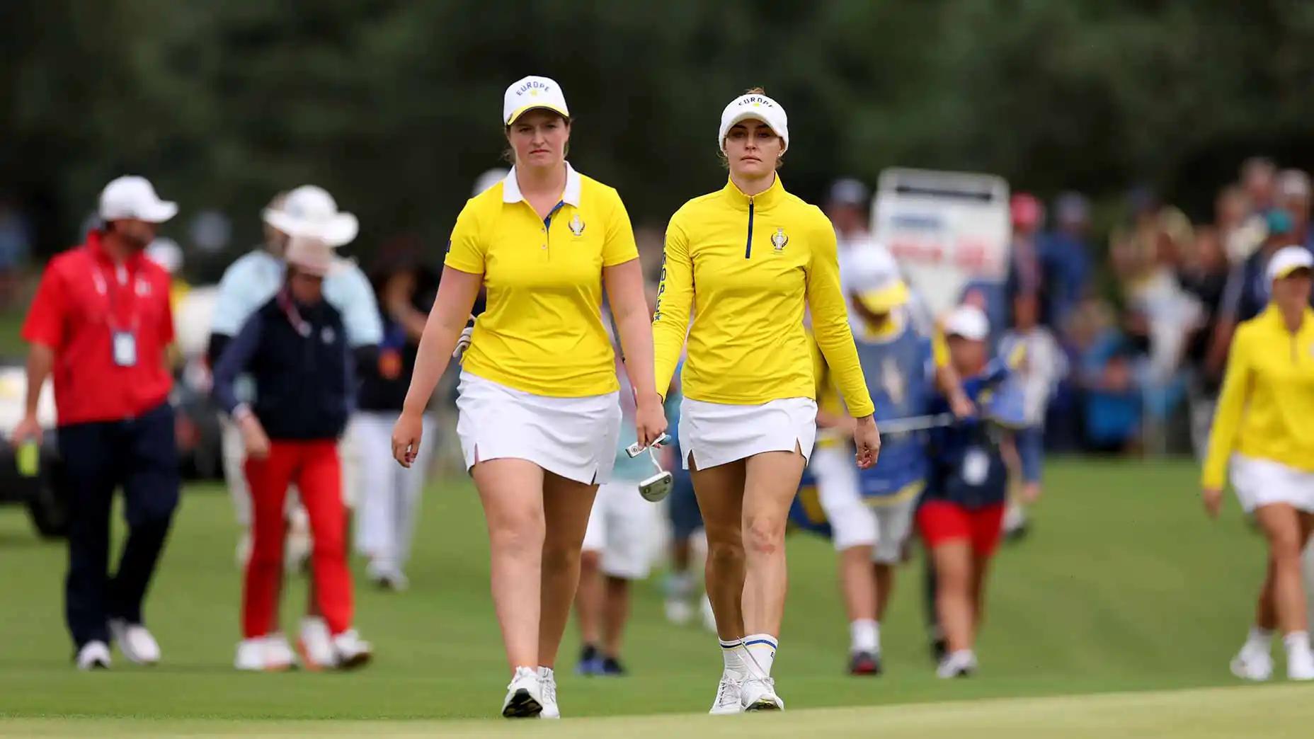 Charley Hull en Lottie Woad lopen over de achttiende fairway tijdens de Solheim Cup 2026