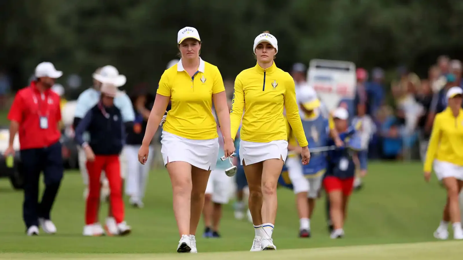 Charley Hull en Lottie Woad lopen over de achttiende fairway tijdens de Solheim Cup 2026