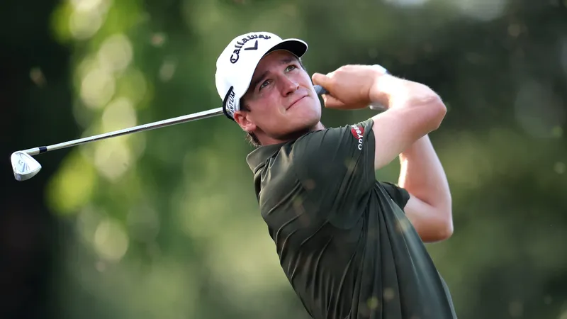 Adrien Dumont de Chassart slaat af tijdens een PGA Tour-ronde in 2026