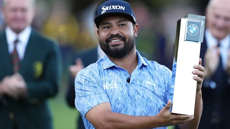 JJ Spaun viert zijn overwinning bij het BMW PGA Championship op Wentworth