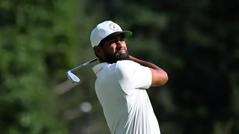 Tony Finau tijdens zijn afslag bij de Rocket Classic in 2026