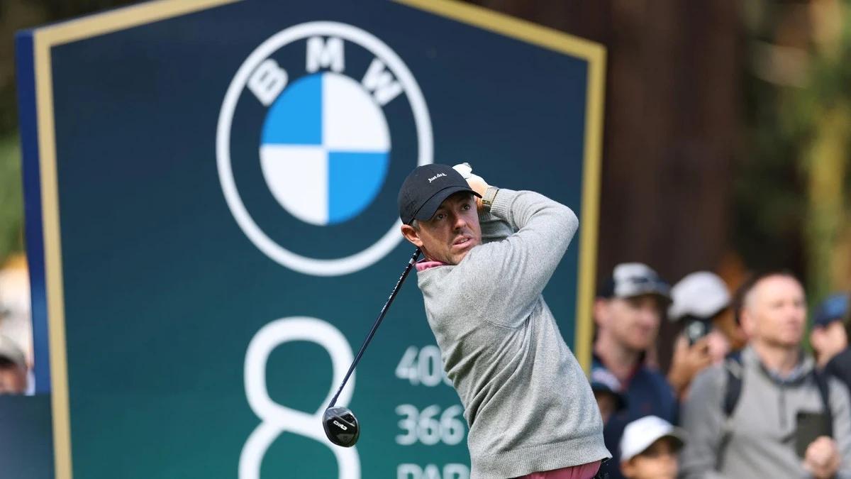 Golfer slaat af tijdens de BMW PGA Championship op Wentworth