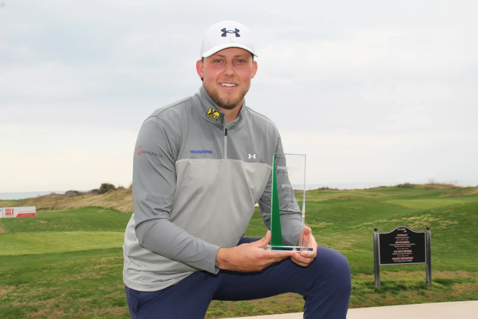 Dario Antonisse met de trofee van de Golf Mad Open 2026