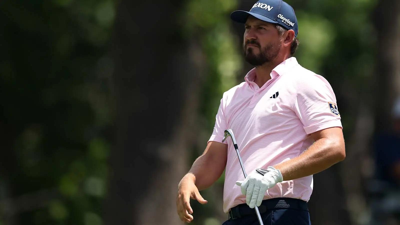 Andrew Novak kijkt naar zijn slag tijdens een eerder PGA Tour-toernooi in 2026.