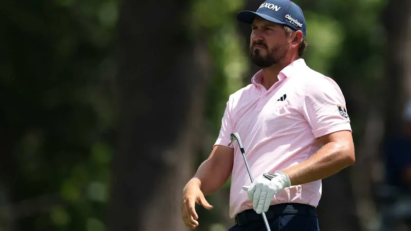 Andrew Novak kijkt naar zijn slag tijdens een eerder PGA Tour-toernooi in 2026.