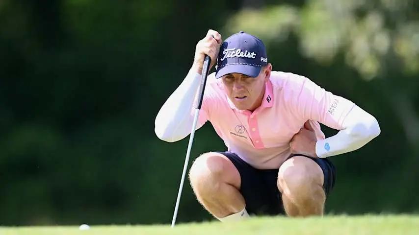 Grant Forrest buigt zich over een putt tijdens een DP World Tour-toernooi in 2026
