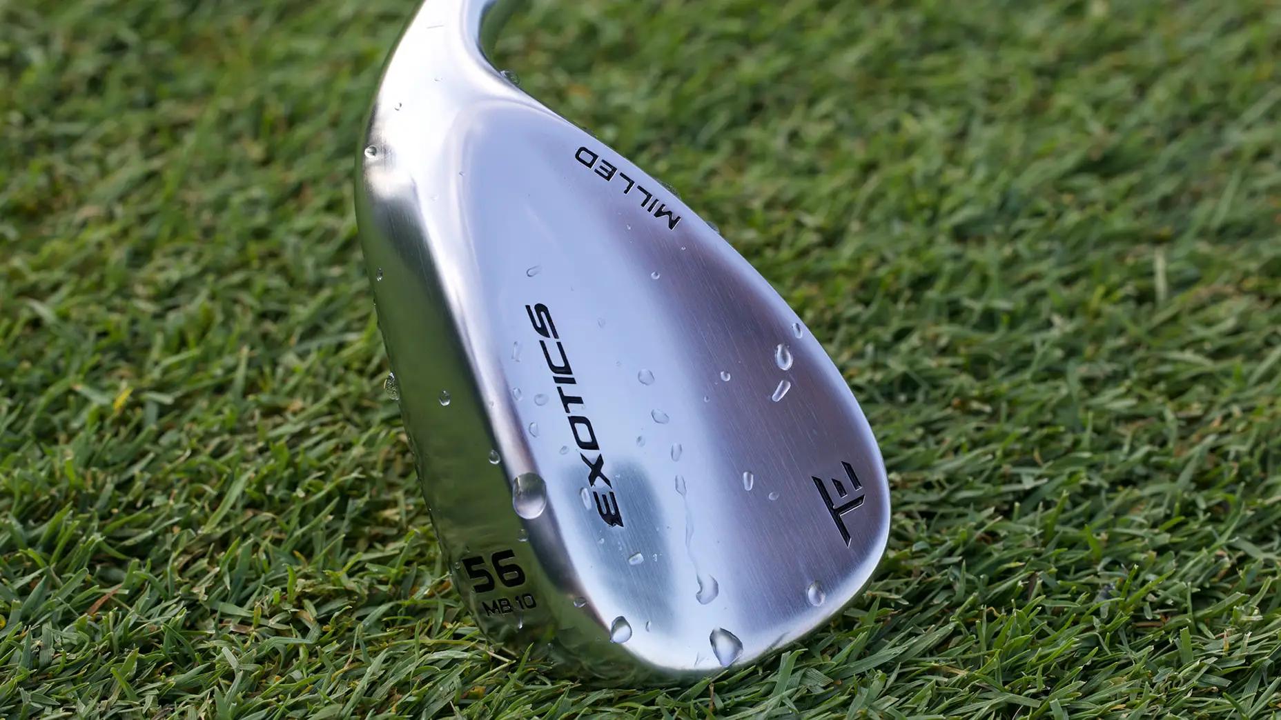 Tour Edge Exotics Milled Wedge (56 graden, MB-bounceprofiel) op het gras