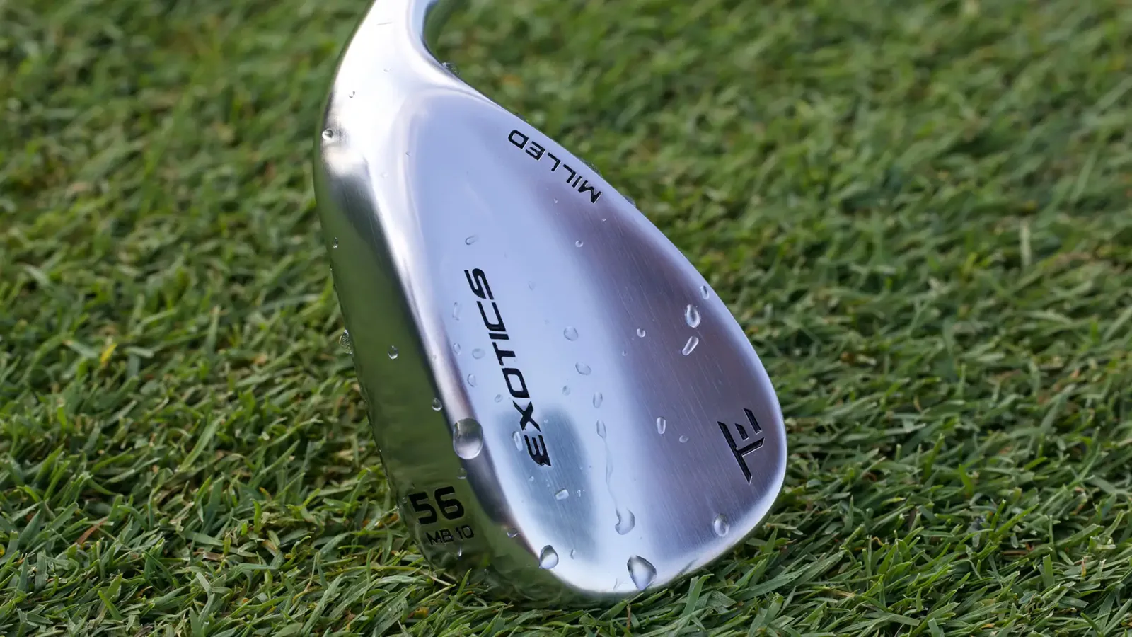 Tour Edge Exotics Milled Wedge (56 graden, MB-bounceprofiel) op het gras