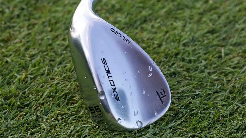 Tour Edge Exotics Milled Wedge (56 graden, MB-bounceprofiel) op het gras