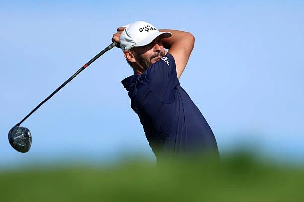 Joost Luiten slaat af op de veertiende hole tijdens de eerste ronde van de Danish Golf Championship 2026