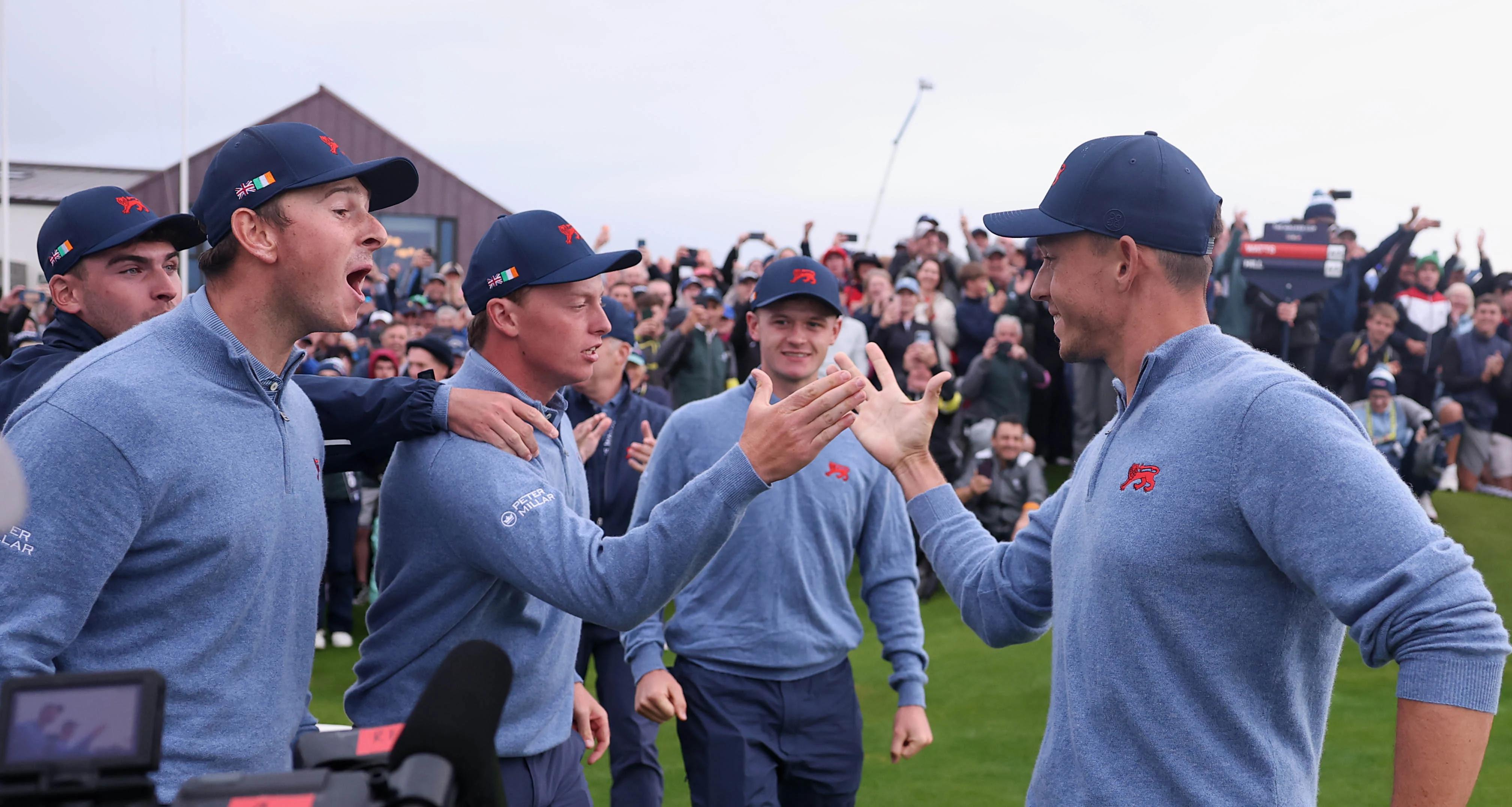 Josh Hill van Team GB&I viert de Walker Cup-zege met teamgenoten op Lahinch