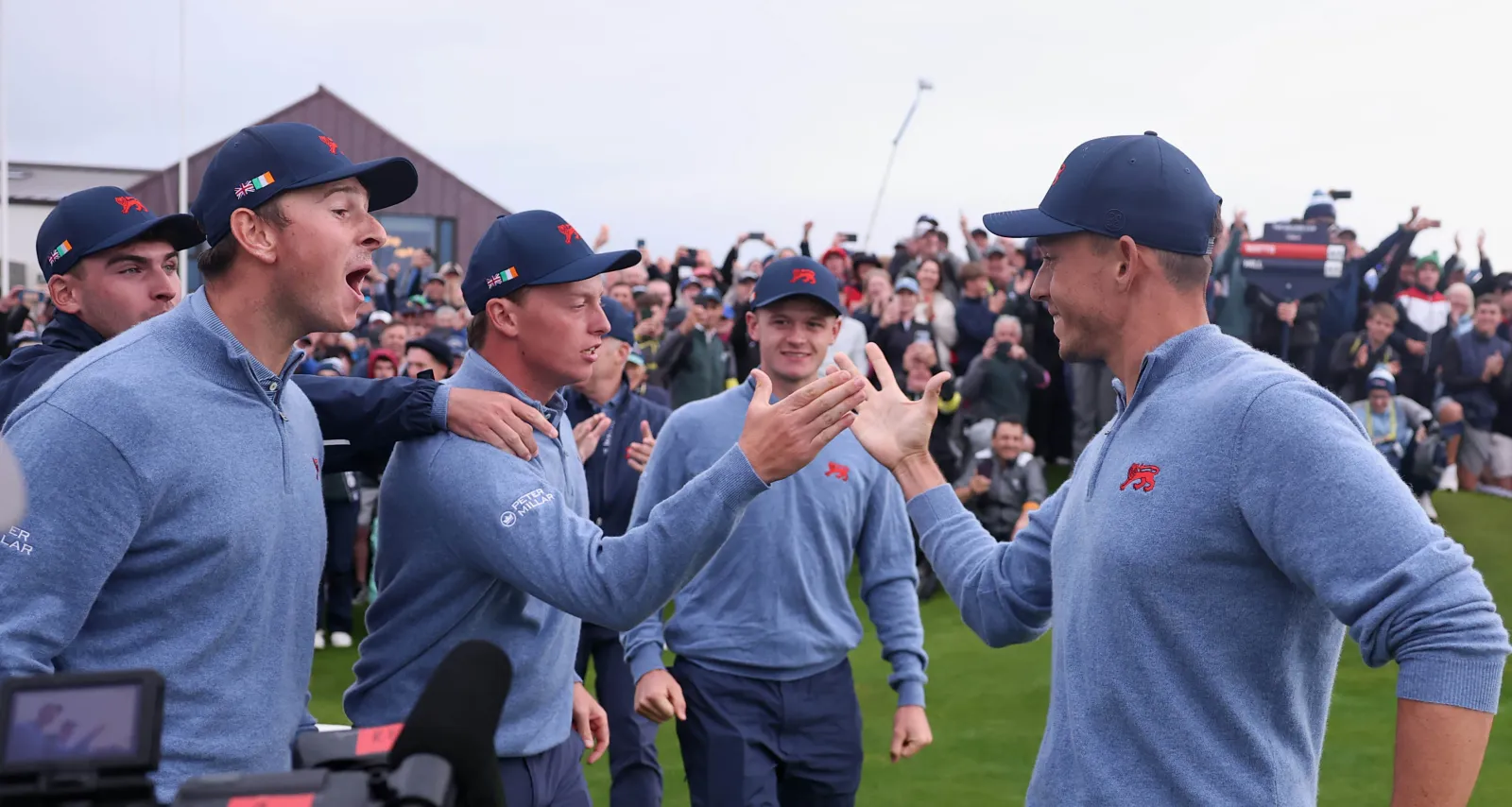 Josh Hill van Team GB&I viert de Walker Cup-zege met teamgenoten op Lahinch