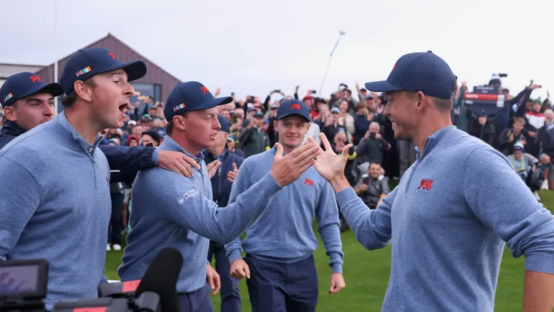 Josh Hill van Team GB&I viert de Walker Cup-zege met teamgenoten op Lahinch