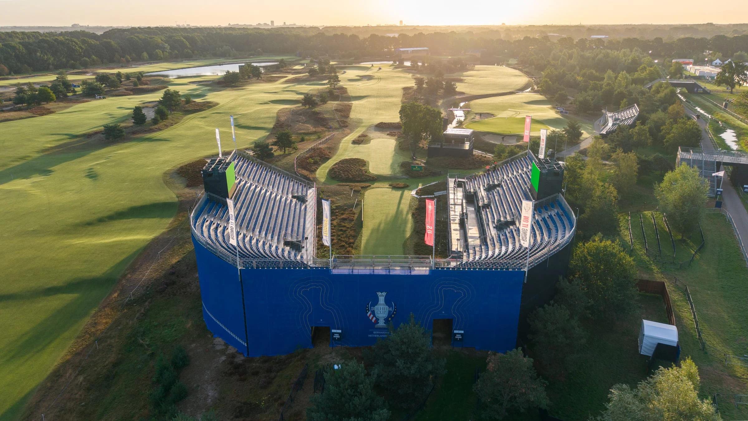 Luchtfoto van de tribunes bij Bernardus Golf, ingericht voor de Solheim Cup 2026