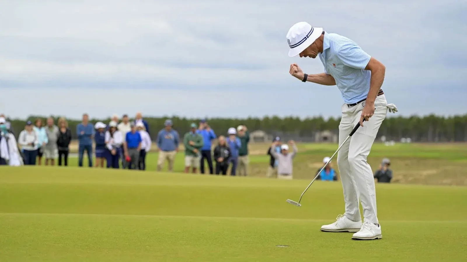 Andrew Bailey viert het winnen van de 32e hole en daarmee de finale van het U.S. Mid-Amateur 2026 op The Lido bij Sand Valley Resort.