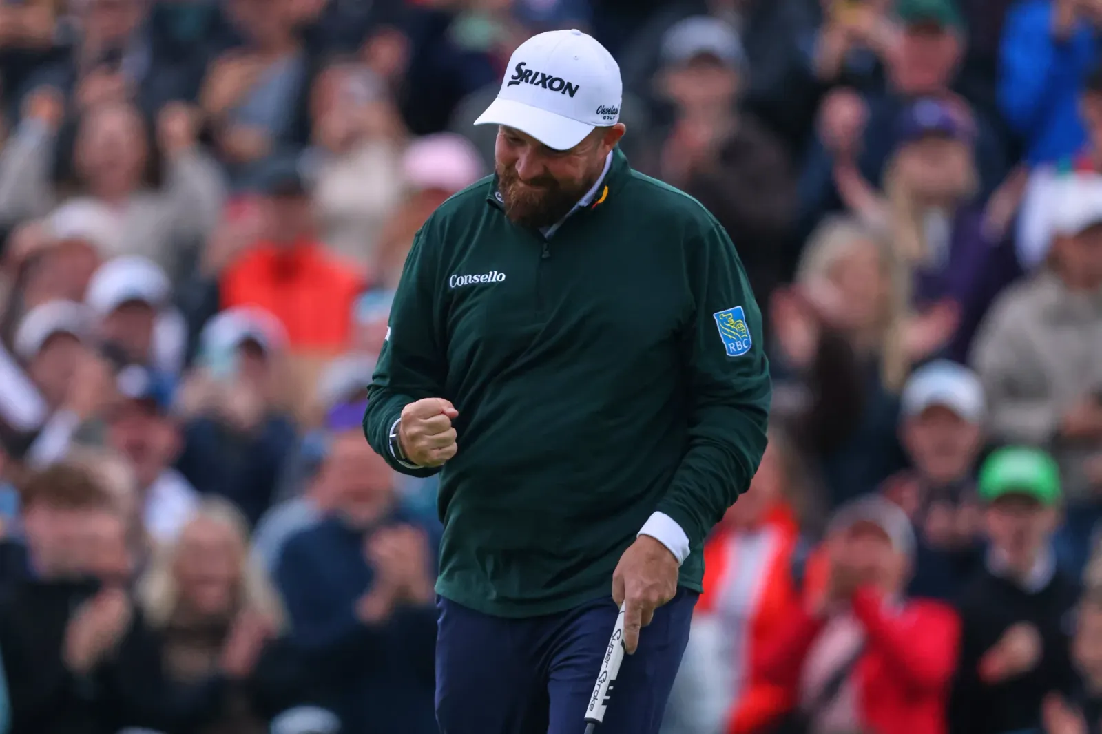 Shane Lowry viert een birdie tijdens de derde ronde van de Amgen Irish Open 2026 in Doonbeg