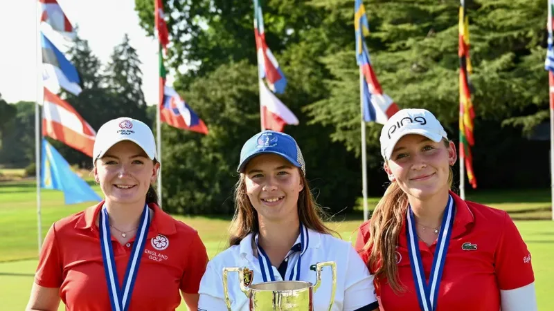 Savannah De Bock (midden) met de beker na haar zege op de European Ladies Amateur in 2022