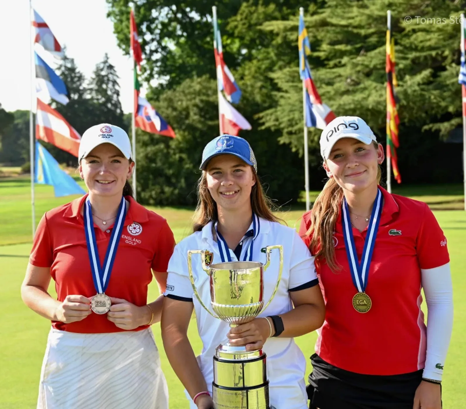 Savannah De Bock (midden) met de beker na haar zege op de European Ladies Amateur in 2022