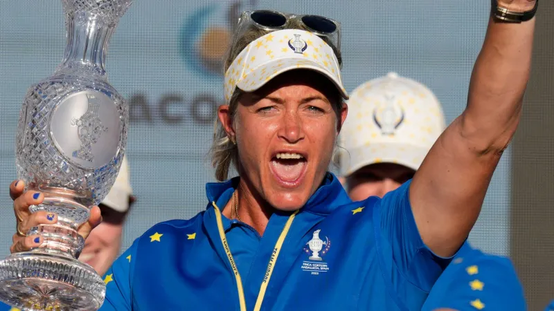 Suzann Pettersen juicht met de Solheim Cup-trofee als captain van Team Europe in 2023