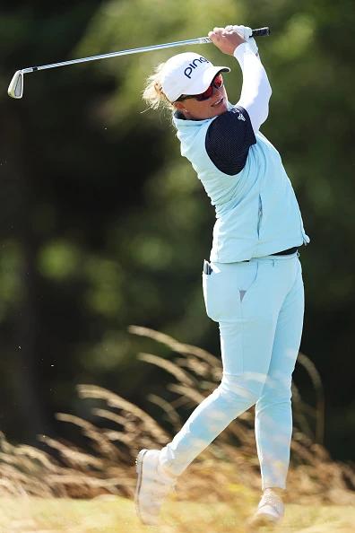 Manon De Roey slaat af tijdens de AIG Women's Open 2026