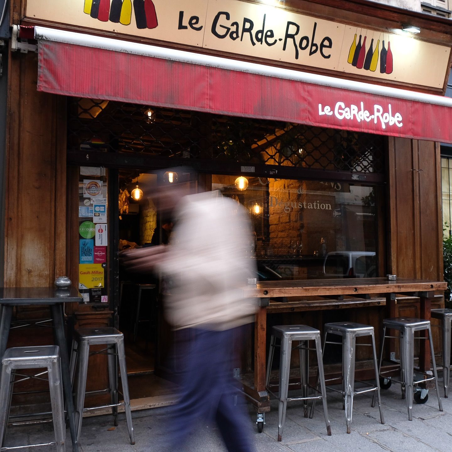 bar_a_vins_le_garde_robe_paris_devanture