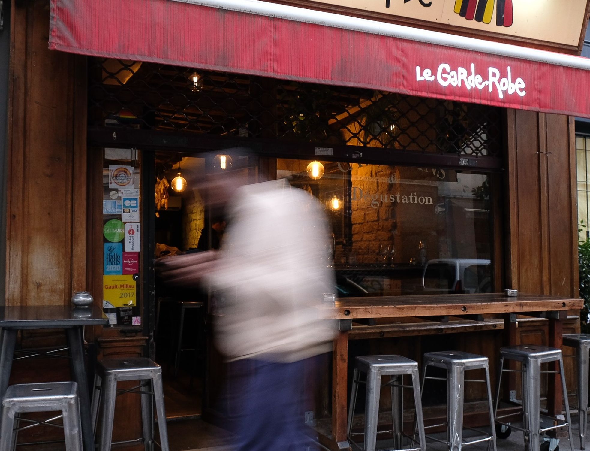 bar_a_vins_le_garde_robe_paris_devanture