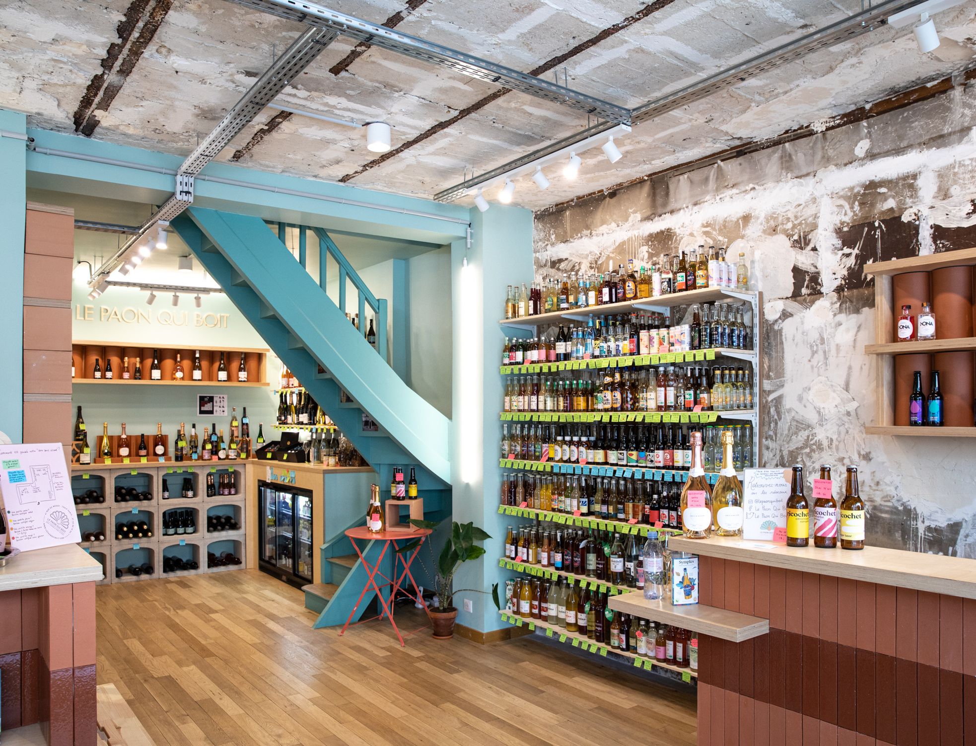 cave_sans_alcool_le_paon_qui_boit_paris_interieur_bouteilles