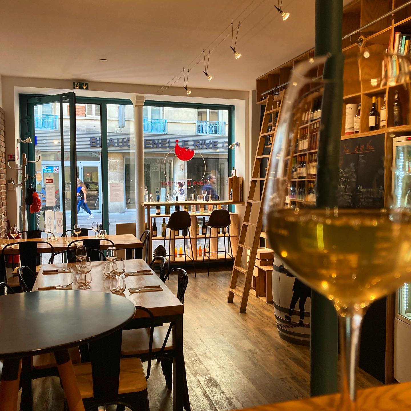 cave_a_vins_la_cave_du_herisson_paris