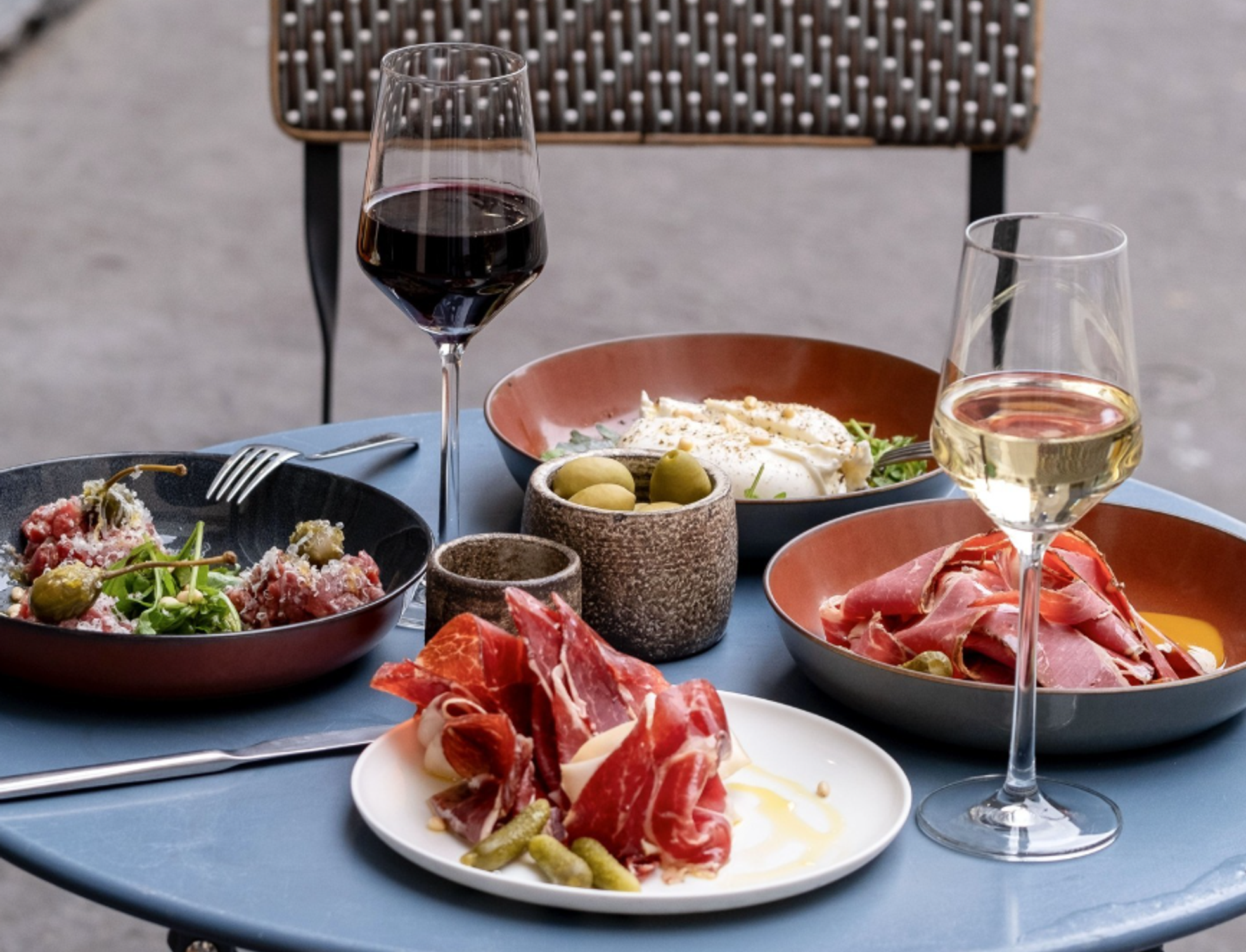 bar_a_vin_chez_nous_paris_plat_terrasse