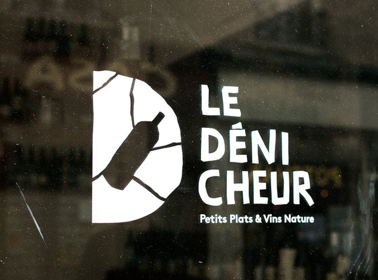 bar_a_vin_le_denicheur_paris_vitrine_devanture_logo