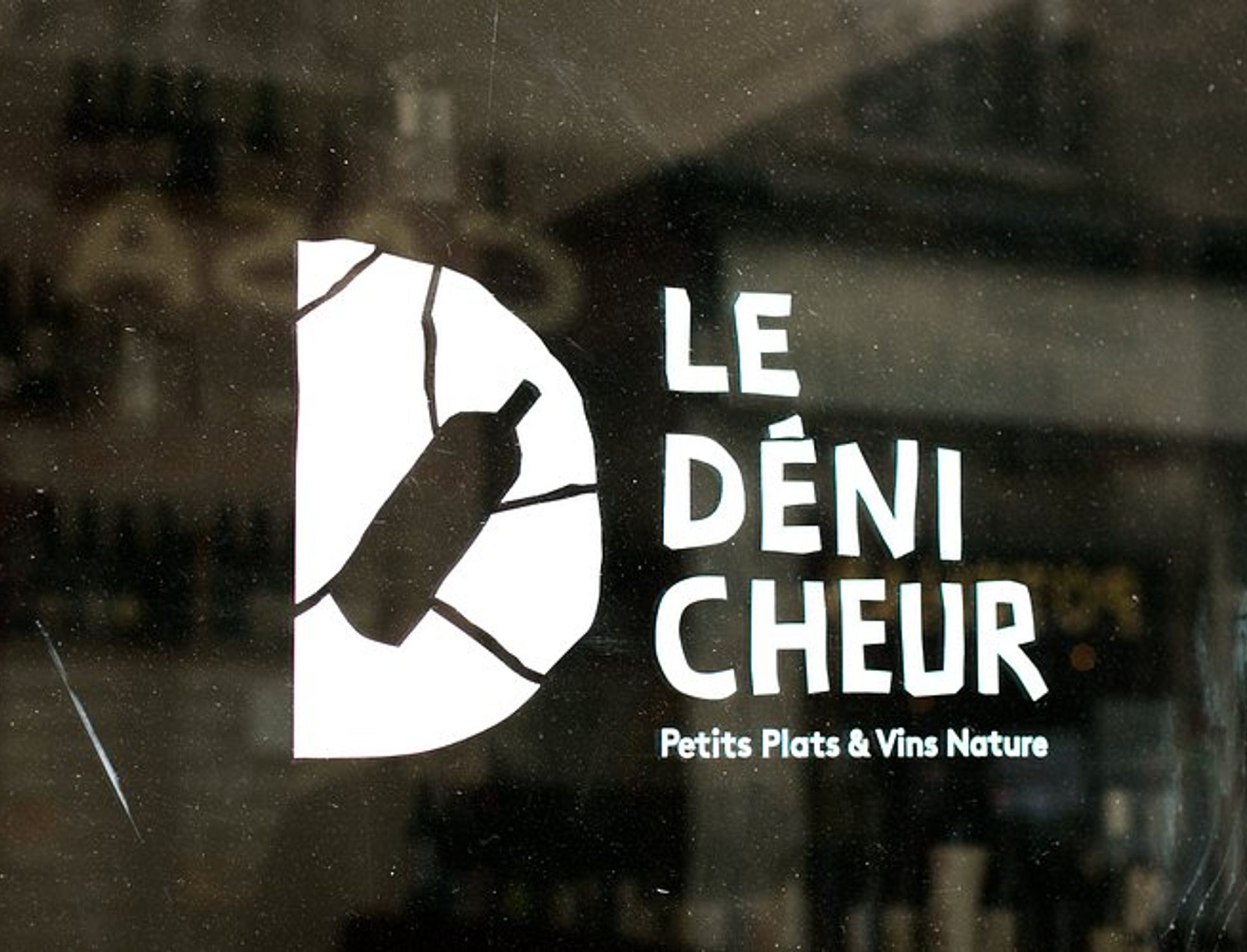 bar_a_vin_le_denicheur_paris_vitrine_devanture_logo
