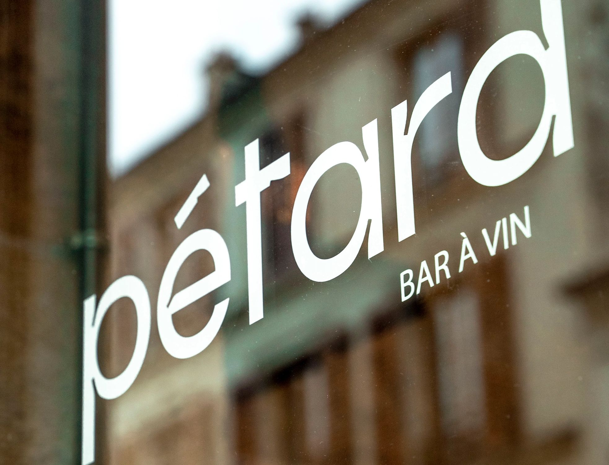 bar_a_vin_petard_paris_devanture_logo_vitrine