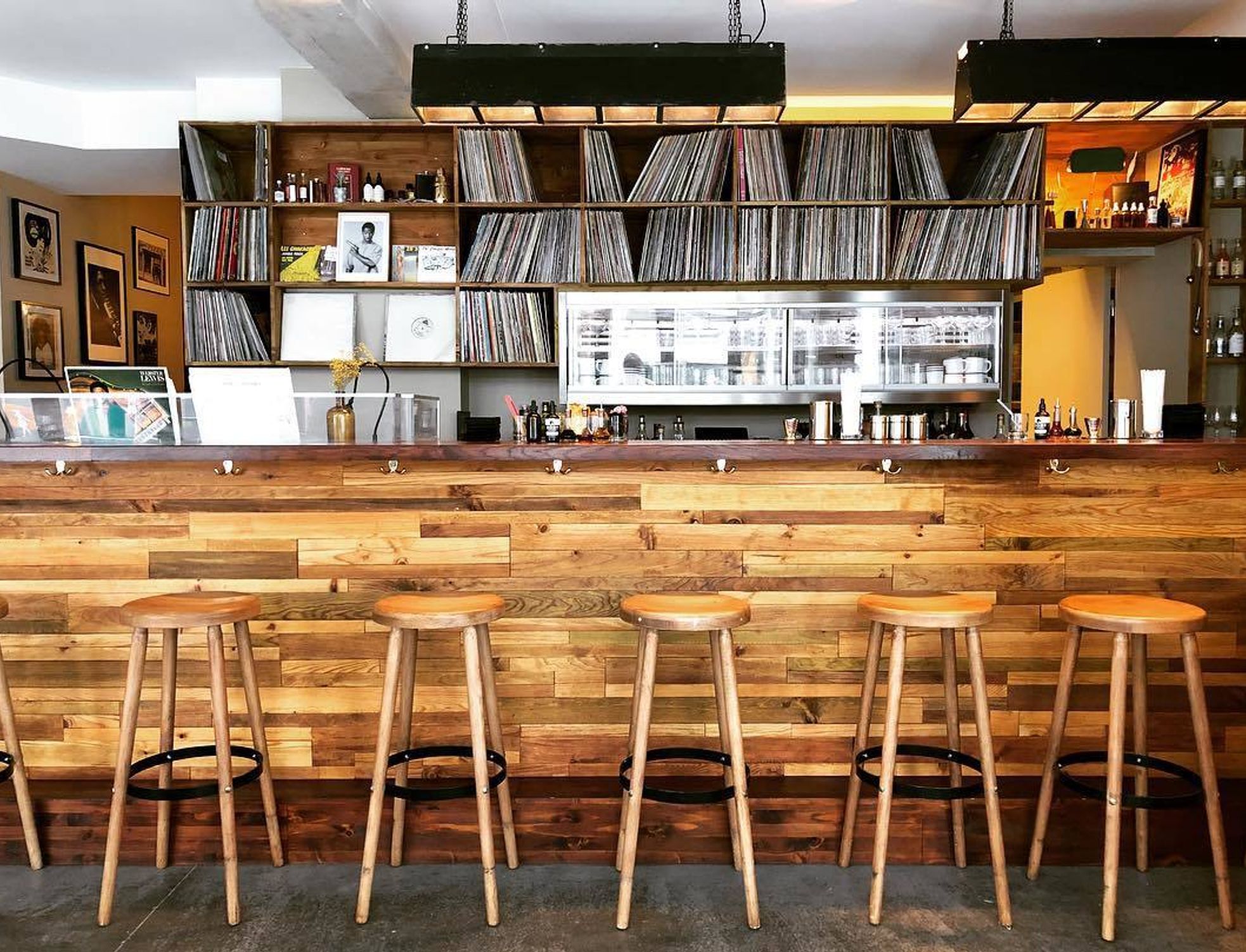 bar_cocktails_frequence_paris_comptoir_vinyle